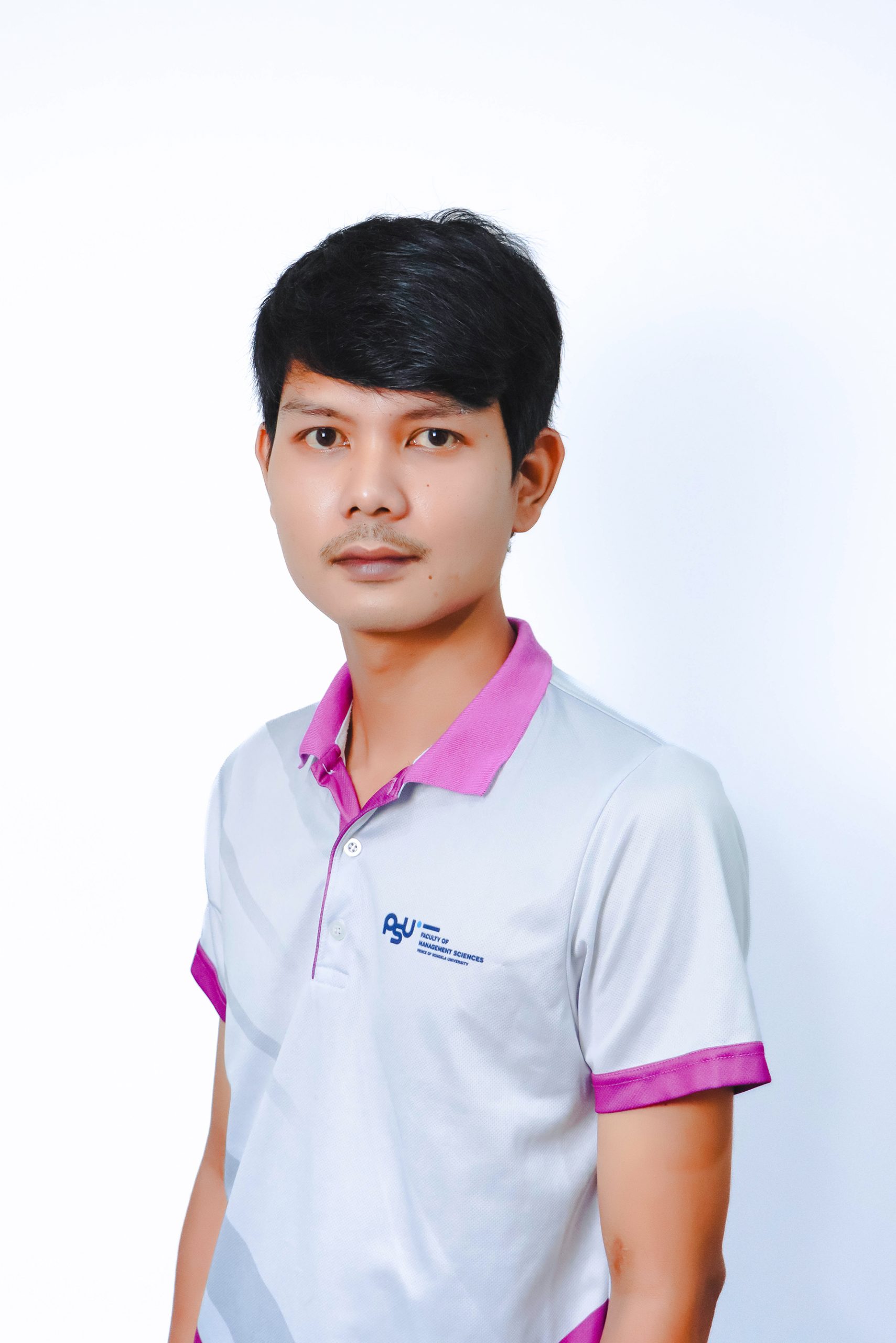 นายกฤษดา นวลพลับ